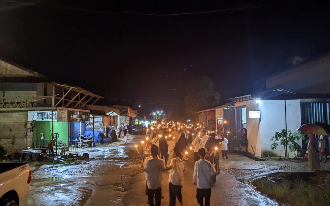 Pawai Obor Meriahkan Perayaan Tahun Baru Islam di Desa Nanga Biang